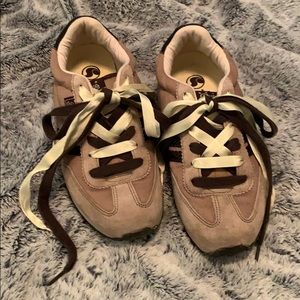 Adorable 💛 comfortable sneakers